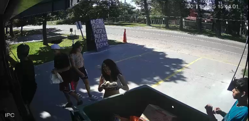 Saltaron la reja, abrieron con una llave perdida y robaron una verdulería de Funes: quedaron filmados